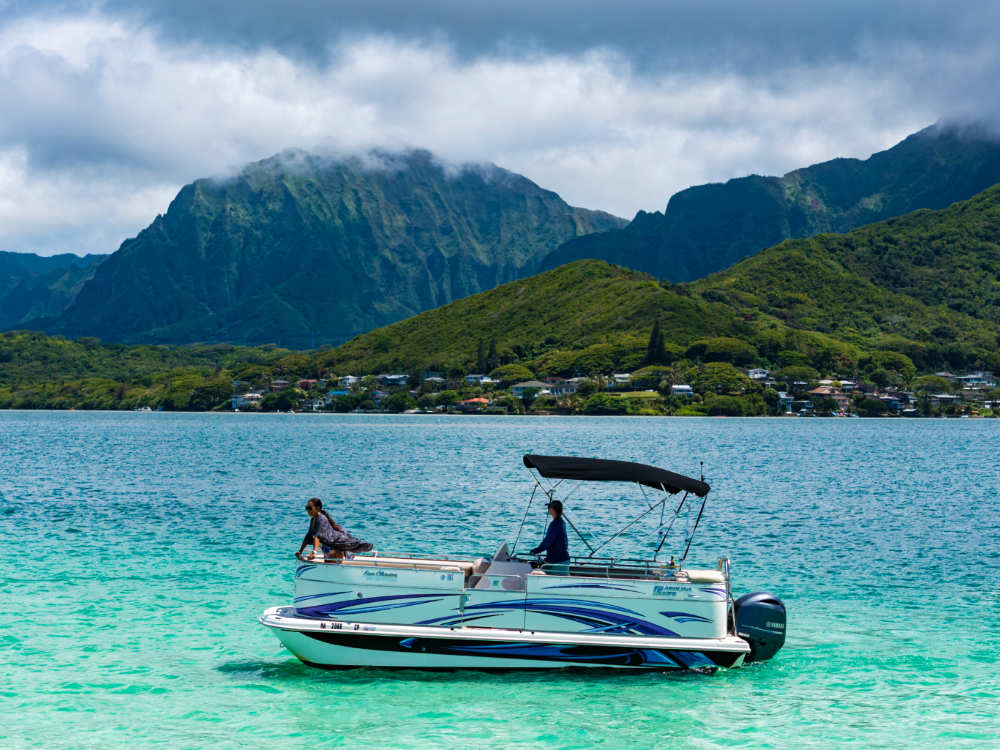 ポントゥーン ( Pontoon ) ボート 天国の海® プライベートクルーズ // キャプテンブルース ハワイ オアフ島