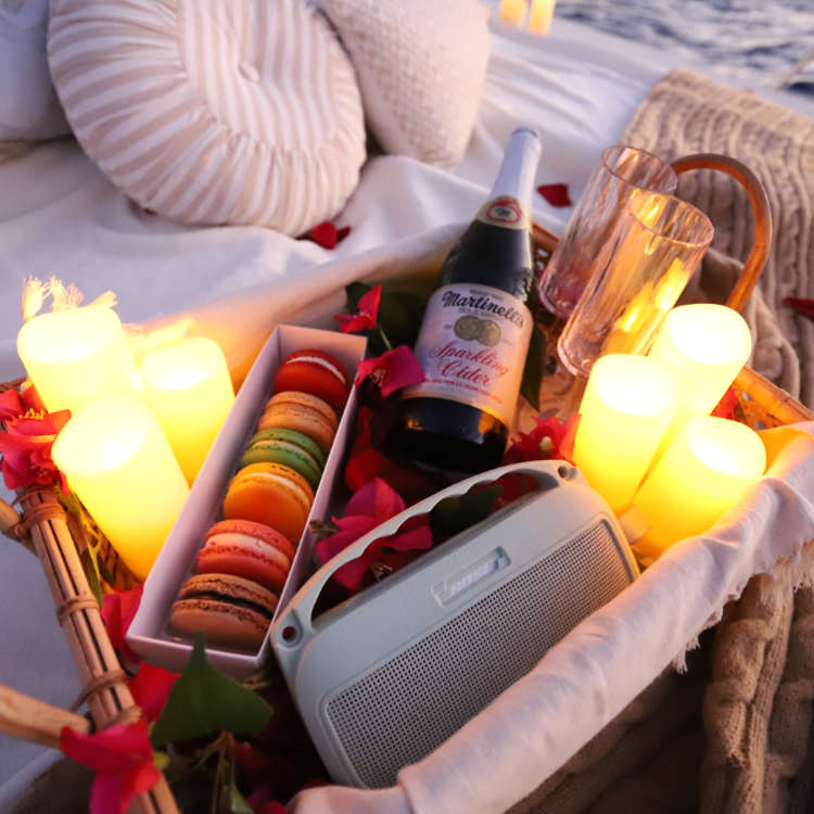 キャンドルや、お二人の思い出の曲を流すBGMで、船上をロマンチックな空間に