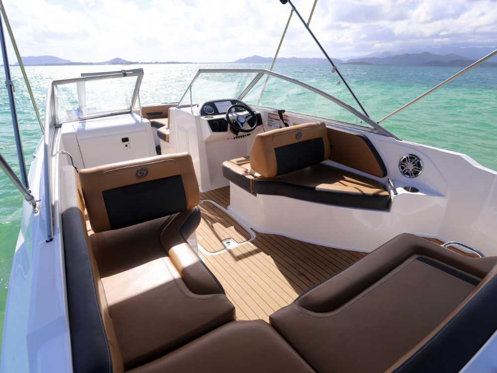 Speed Boat - Kaneohe Sandbar, Oahu Speed Boat - Kaneohe Sandbar, Oahu