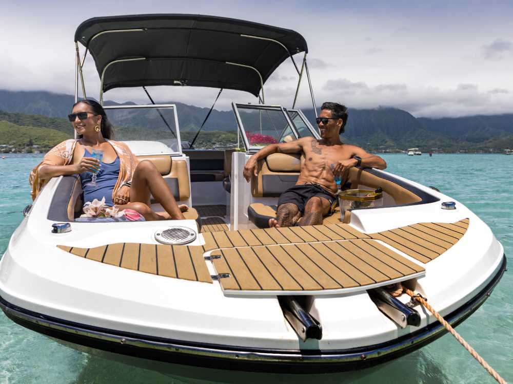 Speed Boat - Kaneohe Sandbar, Oahu Speed Boat - Kaneohe Sandbar, Oahu