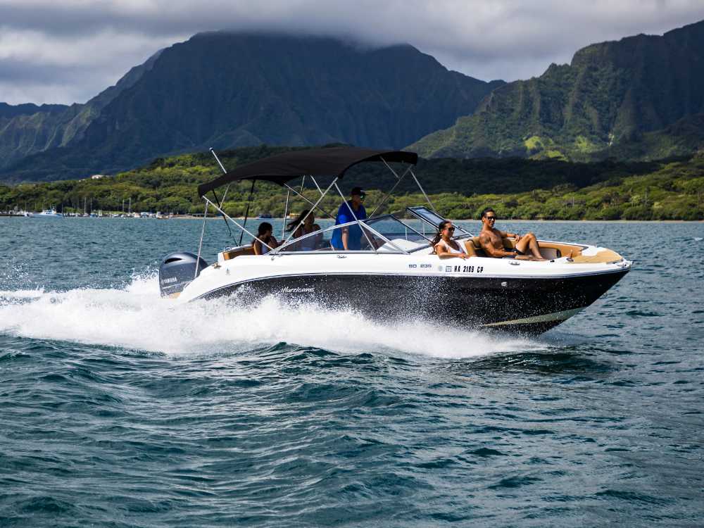 Speed Boat - Kaneohe Sandbar, Oahu Speed Boat - Kaneohe Sandbar, Oahu